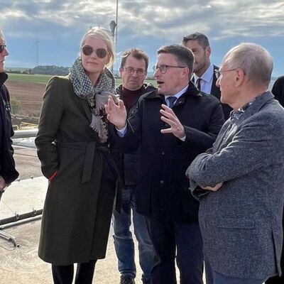 Geschäftsführer Eberhard Ehrmann (links) und Hans-Richard Haas (dritter von links) gaben interessante Einblicke in die Arbeit der Bioenergie Tauberhöhe GmbH & Co KG.