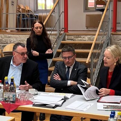 Bürgermeister Uwe Hehn (links) erläuterte dem Landrat (dritter von links) und der Ministerin (rechts) das Vorhaben zur Ausweisung von Flächen mit rund 220 Hektar für Freiflächen-Photovoltaikanlagen.
