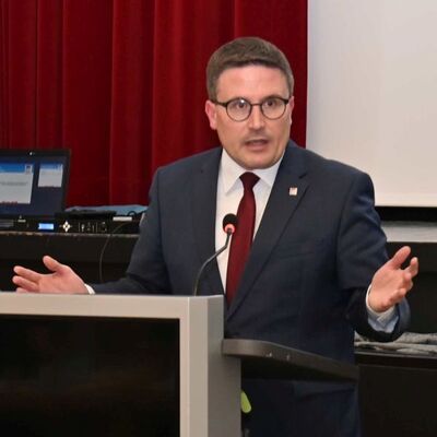 Christoph Schauder bei seiner Haushaltsrede: Der Landrat hat am Mittwoch, 25. Oktober, im Rahmen der Kreistagssitzung den Verwaltungsentwurfs des Haushalts 2024 eingebracht. 