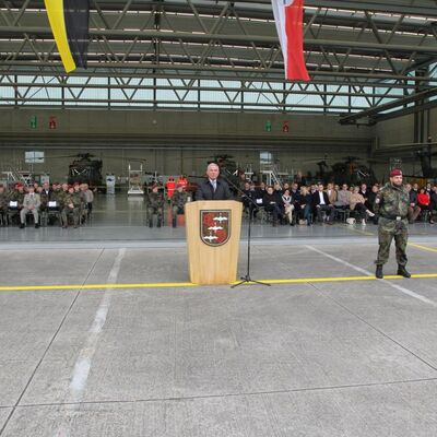 Innenminister Thomas Strobl (Mitte) spricht zum Regiment und zu den G&auml;sten.