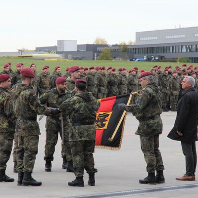 Innenminister Thomas Strobl und Generalleutnant Alfons Mais verleihen das Fahnenband.