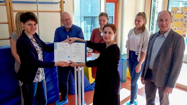 Die Kinderkrippe �Krabbelwiese� in Bad Mergentheim erh�lt bereits zum zweiten Mal das BeKi-Zertifikat. �ber die erneute Zertifizierung freuten sich (von links): Jennifer D�chs, Sachgebietsleiterin f�r Ern�hrung und Hauswirtschaft und stellvertretende BeKi-Koordinatorin, Andreas Berns, Sachgebietsleiter Kinderbetreuung der Stadt Bad Mergentheim, Linda Fischer, freiberufliche BeKi-Referentin, Melanie Michel, Leitung der Kindergarteneinrichtung, Anna Schmitt, Praktikantin im Landwirtschaftsamt, sowie Amtsleiter Marcus K�hler.