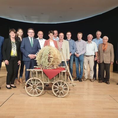Die Erntekrone wurde im Rahmen des Erntedank-Festaktes in der Wandelhalle in Bad Mergentheim Anfang Oktober an das Landwirtschaftsamt des Landratsamtes Main-Tauber-Kreis bergeben. 