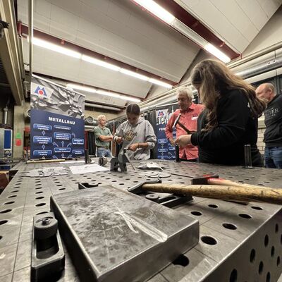 Am Stand der Metall-Innung Main-Tauber-Kreis konnten sich die Schülerinnen und Schüler für ihre handwerklichen Fertigkeiten mit einem kleinen Elefanten aus Metall belohnen.