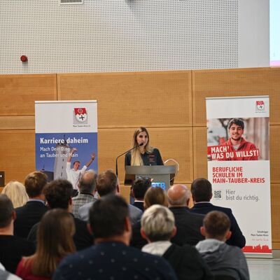 Lara Bobrich von der hfcon GmbH & Co. KG eröffnete den Abend des Handwerks.