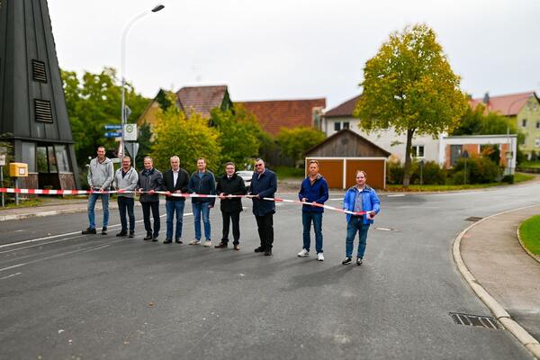 Die Stra�ensanierung im Landkreis schreitet voran: Landrat Christoph Schauder (4.v.r.) hat gemeinsam mit B�rgermeister Uwe Hehn (Creglingen, 3.v.r) sowie den Ortsvorstehern Bernd Scheuenstuhl (Finsterlohr, 3.v.l.) und Herbert Ulm (Blumweiler, 4.v.l.) den neuen Streckenabschnitt er�ffnet. Mit ihm freuten sich Vertreter der ausf�hrenden Baufirma Trend Bau aus R�ttingen sowie die beteiligten Mitarbeiter des Stra�enbauamts.