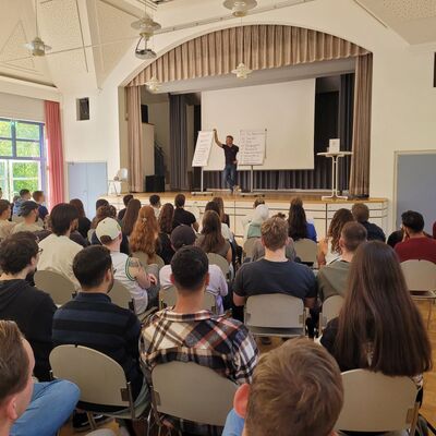 Ged�chtnis-Experte Markus Hofmann erkl�rt auf sehr unterhaltsame Weise den Sch�lerinnen und Sch�lern Merkhilfen f�r den Lernalltag. 