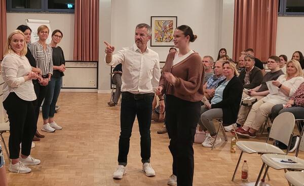Bild vergr&ouml;&szlig;ern: Das Foto zeigt Markus Hofmann in Interaktion mit den Schülerinnen und Schülern bei der Abendveranstaltung seines Gedächtnis-Trainings in der Kaufmännischen Schule Bad Mergentheim.