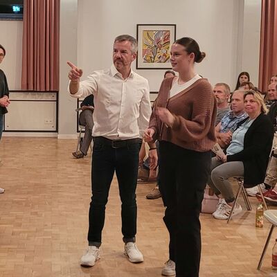 Markus Hofmann (Mitte) in Interaktion mit den Sch�lerinnen und Sch�lern bei der Abendveranstaltung seines Ged�chtnis-Trainings in der Kaufm�nnischen Schule Bad Mergentheim.