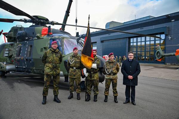 Bild vergr&ouml;&szlig;ern: Das Foto zeigt  Landrat Christoph Schauder beim Truppenbesuch beim Transporthubschrauberregiment 30 in Niederstetten.