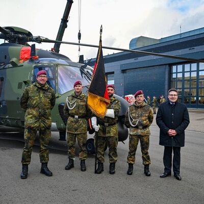 Truppenbesuch beim Transporthubschrauberregiment 30 in Niederstetten: Landrat Christoph Schauder wurde im Rahmen des Regimentsappells im Mrz 2023 als Tauberfrnkischer Kommandeur eingefhrt. Mit dem 22. Tauberfrnkischen Abend endete seine Amtszeit.