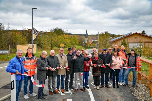 Gro�e Freude bei der Er�ffnung: Nach knapp sechsmonatiger Bauzeit ist der neue Radweg zwischen Markelsheim und Apfelbach er�ffnet worden. Landrat Christoph Schauder (Bildmitte) und Bad Mergentheims Oberb�rgermeister Udo Glatthaar (6.v.r) dankten allen Beteiligten f�r das nachhaltige Engagement und die reibungslose Umsetzung der Ma�nahme.