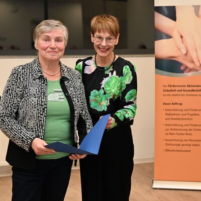 Preisträgerin Luise Wehr mit Sozialdezernentin Elisabeth Krug (Vereitelung "Schockanruf")