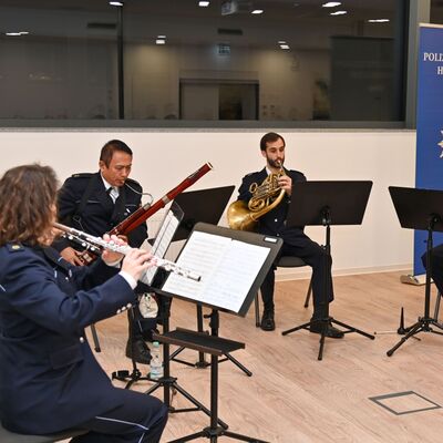 Die Feier wurde von dem Holzbläser-Quintett des Landespolizeiorchesters Baden-Württemberg unter der Leitung von Truong-Giang Nguyen musikalisch umrahmt.