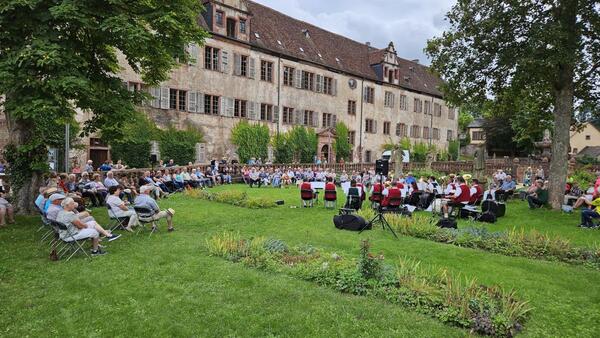 Die Musikkapelle Dertingen bei ihrem Konzert im August dieses Jahres: Das Veranstaltungsformat "Blasmusik am Sonntag" kommt im nchsten Jahr zurck: Fr die insgesamt fnf Konzerte im Bronnbacher Abteigarten knnen sich Musikkapellen ab sofort bewerben.