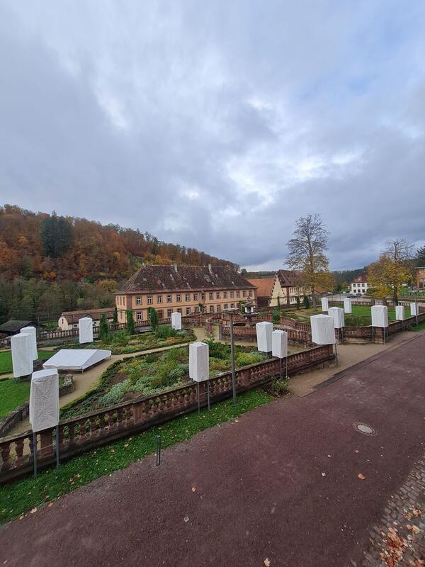 Zum Schutz vor Klte und Frost sind die Gartenfiguren und Putten im Bronnbacher Abteigarten krzlich eingepackt worden.