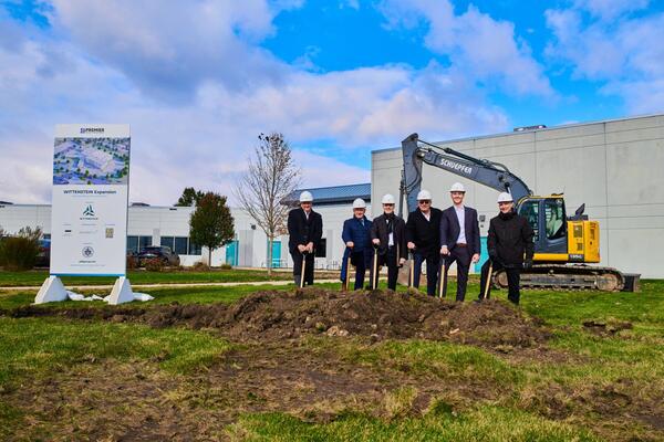 Gemeinsamer Spatenstich (v. l. n. r.): John Ritt (CFO Wittenstein North America), Dr. Manfred Wittenstein, (Ehrenvorsitzender des Aufsichtsrats und Miteigent�mer der Wittenstein SE), Dr. Bertram Hoffmann (Vorstandsvorsitzender der Wittenstein SE), Peter Riehle (President & CEO Wittenstein North America / Head of Region AMERICAS), Patrick Rommel (Senior Project Manager B2F, Wittenstein group), Hans Kraus (SCM Manager Wittenstein North America)