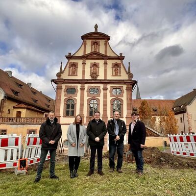 Es geht voran mit der Sanierung des Saalgartens Kloster Bronnbach. Hiervon �berzeugten sich im Rahmen einer Baustellenbegehung (von links) Amtsleiter Joachim Arag�n und Projektleiterin Kerstin Sack aus dem Immobilienmanagement des Landratsamtes Main-Tauber-Kreis, Landrat Christoph Schauder, Bauunternehmer Thomas Pfeuffer sowie Bauleiter Michael Bannwarth.