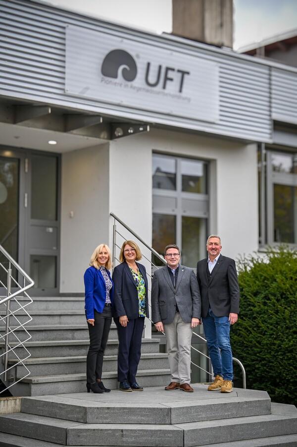 Vielfltige Themen standen bei dem Betriebsbesuch des Unternehmens UFT in Bad Mergentheim zur Debatte, von links: Ursula Mhleck, Dezernentin fr Kreisentwicklung und Bildung, Geschftsfhrerin Marion Falz-Wlk, Landrat Christoph Schauder und Geschftsfhrer Michael Drechsler.