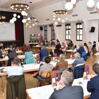 Volles Haus bei der Mitgliederversammlung des Tourismusverbandes "Liebliches Taubertal" e.V. in der Burghalle in R�ttingen.