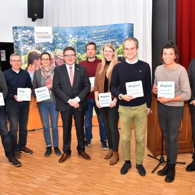 Der Vorsitzende des Tourismusverbandes, Landrat Christoph Schauder (4.v.l.), konnte bei der Mitgliederversammlung zusammen mit Gesch�ftsf�hrer Sven Dell (r.) zahlreiche neue Mitglieder begr��en.