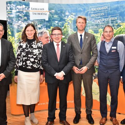 Der neue Vorstand des Tourismusverbandes "Liebliches Taubertal" e.V. (v.l.n.r.): Gesch�ftsf�hrer Sven Dell, B�rgermeisterin Heidrun Beck (Boxberg), Vorsitzender Landrat Christoph Schauder, Oberb�rgermeister Markus Herrera Torrez (Wertheim), DEHOGA-Vorsitzender des Main-Tauer-Kreises, Frank Bundschu, und Oberb�rgermeister Dr. Markus Naser (Rothenburg ob der Tauber). In Abwesenheit gew�hlt wurden Oberb�rgermeister Udo Glatthaar (Bad Mergentheim) sowie die Landr�te Dr. J�rgen Ludwig (Ansbach) und Thomas Eberth (W�rzburg).