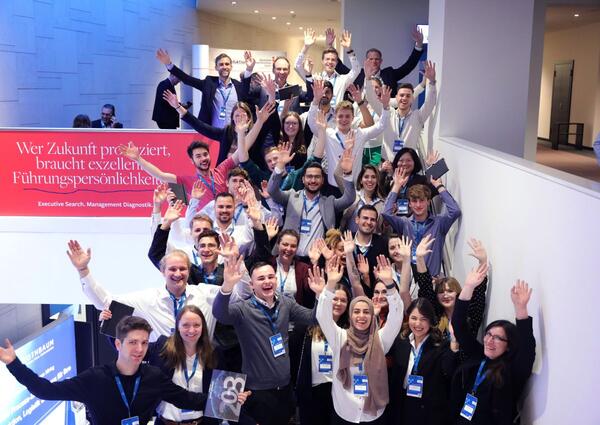 Das Sponsoring der Wittenstein Stiftung erm�glichte 30 Studierenden aus den Bereichen Maschinenbau, Elektrotechnik und Informatik zum zweiten Mal in Folge die Teilnahme am Deutschen Maschinenbau-Gipfel in Berlin.