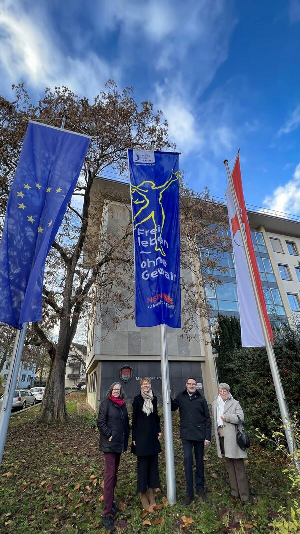 Sie hissten vor dem Landratsamt gemeinsam die Fahne der Organisation "Terre des Femmes" mit der Aufschrift "Frei leben, keine Gewalt": die Schriftf�hrerin des Vereins "Frauen helfen Frauen", Sylvia Schmid, Sozialdezernentin Elisabeth Krug, Landrat Christoph Schauder sowie die 2. Vorsitzende des Vereins, Roswitha Lesch.
