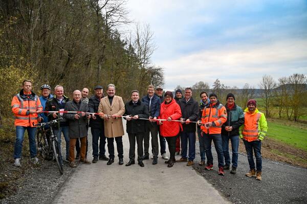 �ber die Verkehrsfreigabe des neuen Radwegs von der Landesgrenze bei B�ttigheim bis Werbach freuten sich (von links) stellvertretender Stra�enbauamtsleiter Christian Mei�ner, Kreis- und Gemeinderat Albrecht Rudolf, Michael Zwingmann (Gemeinderat Werbach sowie Boller-Bau), Kreisrat Rainer Moritz, Xaver Baumann (Walter Ingenieure), Kreisrat Thomas Kraft, Kreisrat und B�rgermeister a.D. Ottmar D�rr, Landrat Christoph Schauder, B�rgermeister Georg Wyrwoll (Werbach), Steffen Boller (Boller-Bau), Ortsvorsteherin Birgit H�rner (Werbach), Polier Kevin Behringer, Erster B�rgermeister Heiko Menig (Neubrunn), Sebastian Boller (Boller-Bau), Sebastian Bokmeier (Stra�enbauamt), Stephan Z�ller (Umweltschutzamt) sowie Oliver Schramm (Gemeinde Werbach).