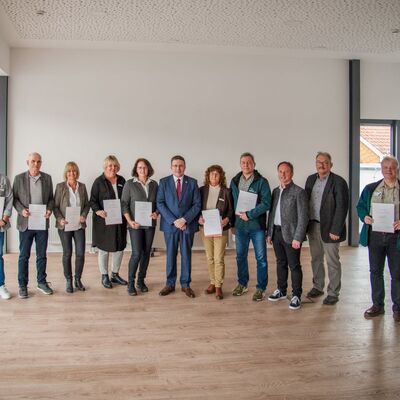 Zw�lf Mitarbeitende des Landratsamtes wurden in diesem Jahr f�r 40 Jahre im �ffentlichen Dienst ausgezeichnet, von links: Personalratsvorsitzender Holger Ebert, Manfred Theisz, Klaus Sommer, Petra Oberst, Rita Stolz, Carmen Tremmel, Landrat Christoph Schauder, Birgit Nahm, Hans-Peter Scheifele, Kreisrat Joachim D�ffinger, Kreisrat Albrecht Rudolf, Mathias Mattm�ller, Siegmar Weber. Auf dem Bild fehlen Christina Dix, Karin Stark und Hiltrud Ricken.