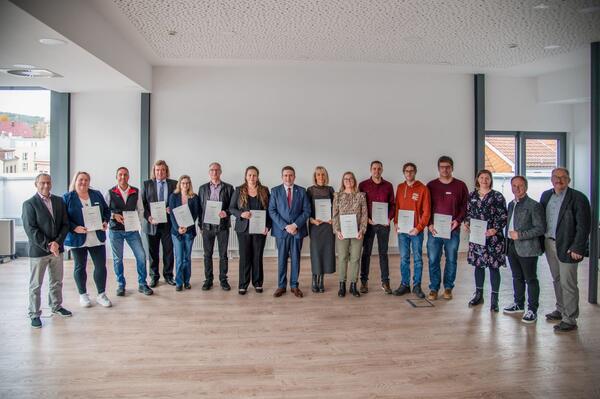 Bild vergr&ouml;&szlig;ern: Das Foto zeigt die 16 Mitarbeiterinnen und Mitarbeiter des Landratsamtes, die in den vergangenen zwölf Monaten ihr 25-Jahr-Dienstjubiläum feierten: Personalratsvorsitzender Holger Ebert, Yvonne Englert, Michael Müller, Gerald Schwab, Daniela Löffler, Burkard Kämmer, Simone El Osta, Landrat Christoph Schauder, Susanne Fernkorn, Gabi Schwab, Steffen Waldmann, Florian Fitterer, Udo Schmitt, Sabine Folz sowie die Kreisräte Joachim Döffinger und Albrecht Rudolf. Auf dem Bild fehlen Dr. Beate Kötter-Wenz, Nicole Podetz, Günther Lutz und Wolfgang Sach.