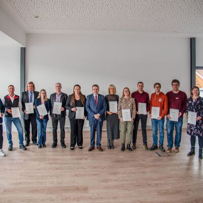 16 Mitarbeiterinnen und Mitarbeiter des Landratsamtes feierten in den vergangenen zw�lf Monaten ihr 25-Jahr-Dienstjubil�um, von links: Personalratsvorsitzender Holger Ebert, Yvonne Englert, Michael M�ller, Gerald Schwab, Daniela L�ffler, Burkard K�mmer, Simone El Osta, Landrat Christoph Schauder, Susanne Fernkorn, Gabi Schwab, Steffen Waldmann, Florian Fitterer, Udo Schmitt, Sabine Folz sowie die Kreisr�te Joachim D�ffinger und Albrecht Rudolf. Auf dem Bild fehlen Dr. Beate K�tter-Wenz, Nicole Podetz, G�nther Lutz und Wolfgang Sach.