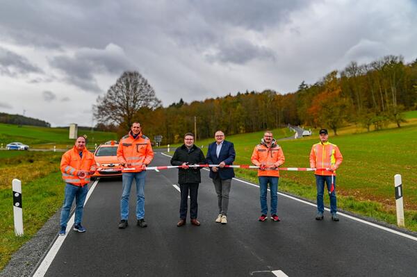 Die Kreisstra�e K 2881 bei Eiersheim: An nur f�nf Werktagen wurden 1,2 Kilometer Fahrbahnbelag erneuert. Landrat Christoph Schauder (3.v.l.) und K�lsheims B�rgermeister Thomas Schreglmann er�ffneten gemeinsam mit Vertretern des Stra�enbauamts und der ausf�hrenden Baufirma Trend Bau den frisch sanierten Streckenabschnitt.