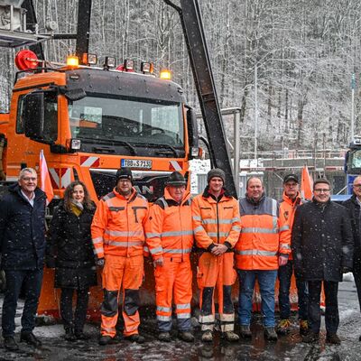 Der Umzug der Stra&szlig;enmeisterei K&uuml;lsheim ist im vollen Gange. B&uuml;rgermeister Thomas Schreglmann (v.r.) und Landrat Christoph Schauder freuen sich auf die Inbetriebnahme des zeitgem&auml;&szlig;en und modernen St&uuml;tzpunktes auf dem ehemaligen Kasernengel&auml;nde.