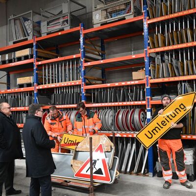 B&uuml;rgermeister Thomas Schreglmann (links) und Landrat Christoph Schauder informierten sich, wie in der neuen Stra&szlig;enmeisterei K&uuml;lsheim das Verkehrszeichenlager einger&auml;umt wird.