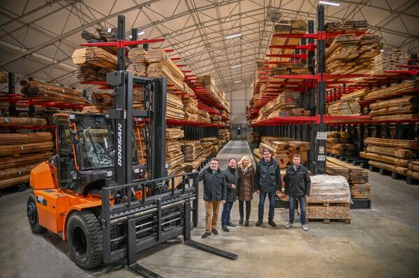 Blick in die Lagerhalle des Holzspezialisten Karl Nied GmbH aus Assamstadt, von links: Landrat Christoph Schauder, Brgermeister Joachim Dffinger, Ursula Mhleck, Dezernentin fr Kreisentwicklung und Bildung, Geschftsfhrer Michael Nied und Jrgen Wachter, Bereichsleiter Verkauf und Verwaltung.