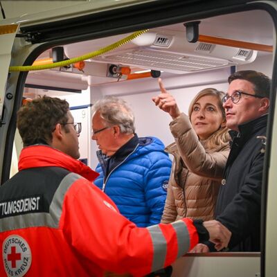 Medizinische Erstversorgung auf engstem Raum: Landrat Christoph Schauder (v.r.) und Bundestagsabgeordnete Nina Warken informierten sich &uuml;ber die technischen Feinheiten des neuen Krankentransportwagens.