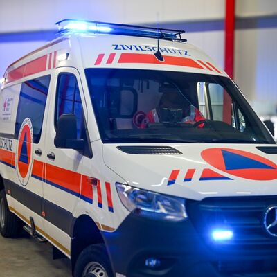 Moderne Ausstattung f&uuml;r den Zivilschutz im Landkreis: Der neue Krankentransportwagen wird k&uuml;nftig in der Einsatzeinheit Sanit&auml;t und Betreuung zum Patiententransport eingesetzt werden.