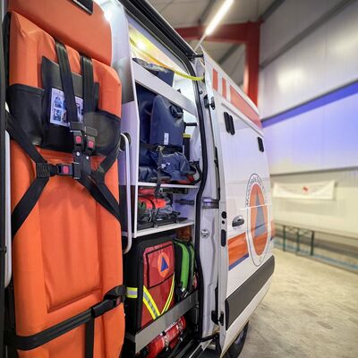 Die zweite Trage kann bei Bedarf in einem Au&szlig;enfach untergebracht werden. Dadurch werden mehr Ergonomie und mehr Sicherheit im Patientenraum geschaffen.