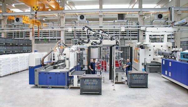 Im Bild die Produktionszelle am Standort Creglingen f�r Fensterrahmenverkleidungen, die an einen deutschen Automobilhersteller geliefert werden. Die gro�volumigen Komponenten aus dem Hause Wirthwein werden in einem hochwertigen Fahrzeug verbaut, das Ende April der �ffentlichkeit pr�sentiert wurde. Seit Sommer 2023 wird die Business-Limousine in Europa verkauft. Das Projekt steht sinnbildlich daf�r, wohin sich Wirthwein strategisch weiterentwickeln will: Technologisch anspruchsvolle, gro�volumige Komponenten, die an Standorten nah zu Kunden in innovativen, globalen M�rkten gefertigt werden.