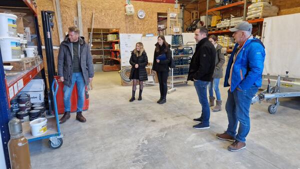 Walter und Marco Goldschmitt (rechts) f�hrten OB Herrera Torrez durch den 2020 neu gebauten Betrieb.