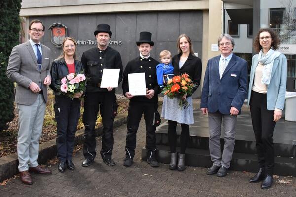 Freude und Dankbarkeit angesichts des gelungenen Wechsels im Kehrbezirk 4 (von links): Erster Landesbeamter Florian Busch, das Ehepaar Almuth Bantzhaff und Ulrich Gabel, Michael Kesel mit seiner Lebensgefhrtin Stefanie Betzel und dem gemeinsamen Sohn Simon sowie Harald Englert vom Sachgebiet Schornsteinfegerwesen und Bauamtsleiterin Verena Ernst.