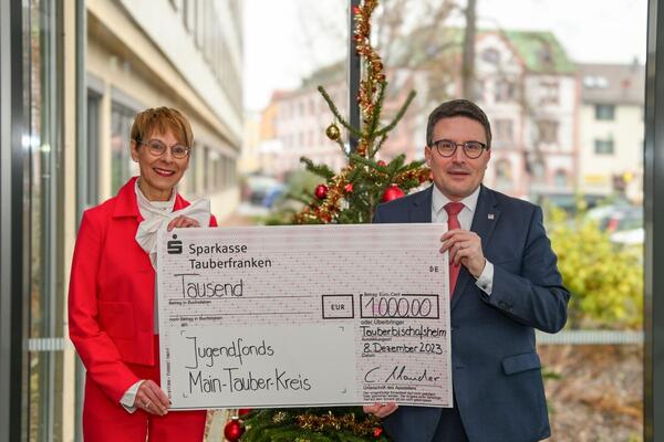 Das Foto zeigt Sozialdezernentin Elisabeth Krug und Landrat Christoph Schauder mit dem Spendenscheck.