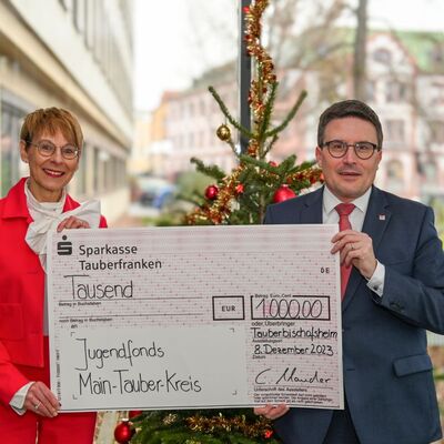 Sozialdezernentin Elisabeth Krug freute sich �ber den symbolischen Scheck: Landrat Christoph Schauder verzichtet auch in diesem Jahr auf Weihnachtspost und spendet stattdessen f�r den Jugendfonds Main-Tauber-Kreis. 