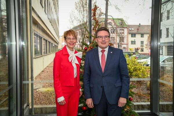 Bild vergr&ouml;&szlig;ern: Das Foto zeigt Sozialdezernentin Elisabeth Krug und Landrat Christoph Schauder.