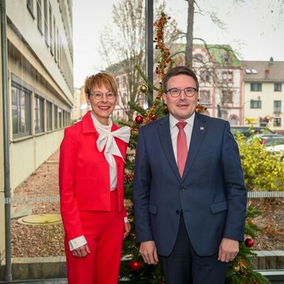 Sozialdezernentin Elisabeth Krug freute sich �ber die Spende von Landrat Christoph Schauder f�r den Jugendfonds Main-Tauber-Kreis. 
