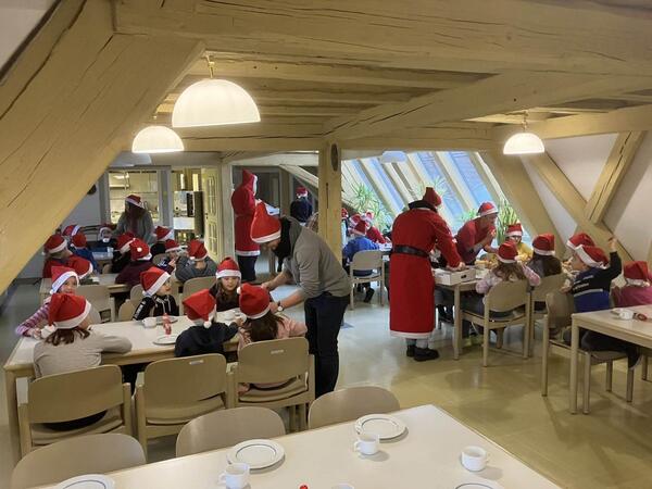 Die Vertreter der Sportjugend hatten bei ihrem Besuch an der Schule im Schloss in Unterschpf fr alle Kinder und Lehrer Weihnachtsmannmtzen mitgebracht.