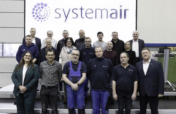 F�r ihre langj�hrige Treue und ihren Einsatz f�r Systemair, ehrten Betriebsrat und Gesch�ftsleitung insgesamt 36 Besch�ftigte. Es waren nicht alle Geehrten anwesend.
