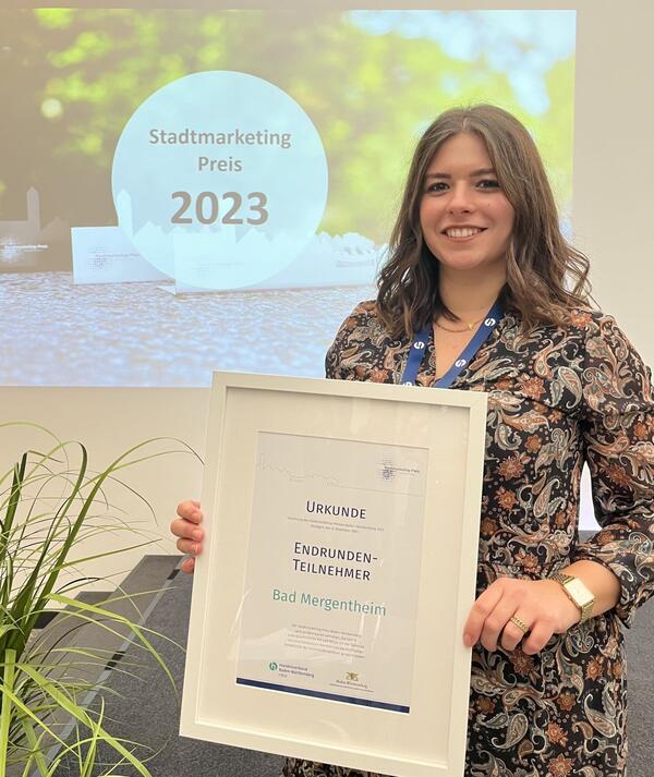 Die Bad Mergentheimer "Dino-City" war beim Stadtmarketing-Preis nominiert und hat es unter die Bestplatzierten geschafft. Stadtmarketingbeauftragte Lorena Klingert nahm die Urkunde im Rahmen der Preisverleihung in Stuttgart entgegen.