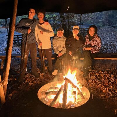 Die AVdual-Klassen des Beruflichen Schulzentrums Wertheim besuchten das Waldorado in Bad Mergentheim. Der gemeinsame Abschluss fand bei Stockbrot und Wrstchen am Lagerfeuer statt. 